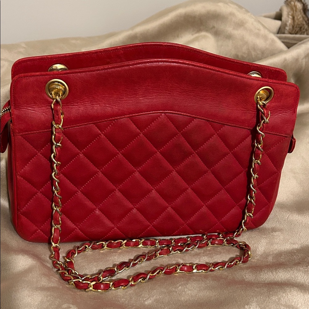 CHANEL Red Quilted Leather Shoulder Bag with Gold Chain